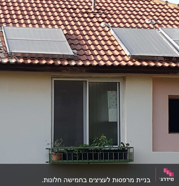 בניית מרפסות לעציצים בחמישה חלונות.
